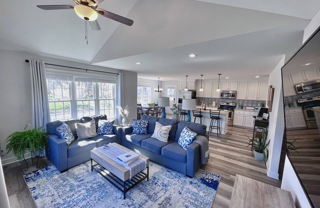Cheerful 4 bedroom w/ game room, gym and free parking