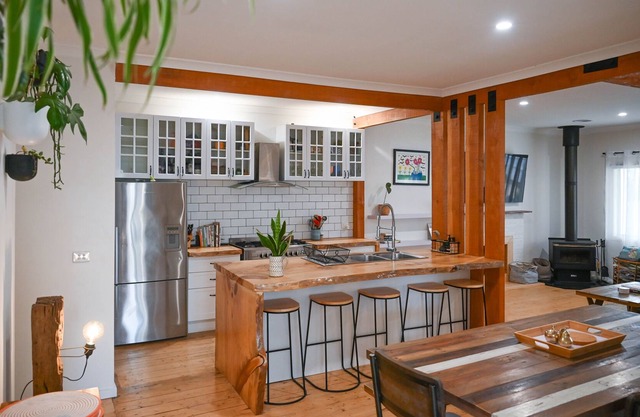 Cheerful 4 Bedroom Home with Spa