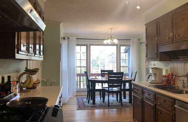 Cheerful 4-bedroom residential home