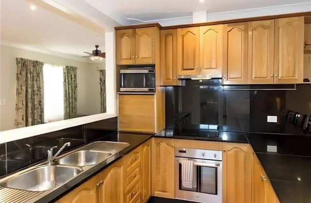 Cheerful 4 Bedroom with free Parking