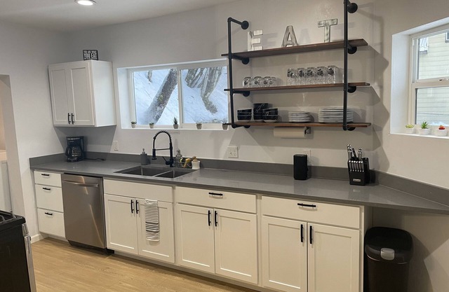 Cheerful 5 Bed/2 Bath Home < 3 blocks to Downtown