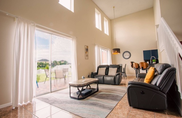 Cheerful 5 bed - 4 bath Spacious Home