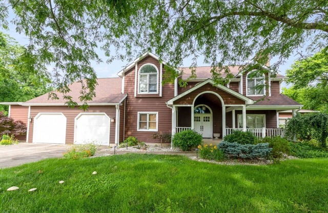 Cheerful 6-Bedroom Villa with fishing pond.