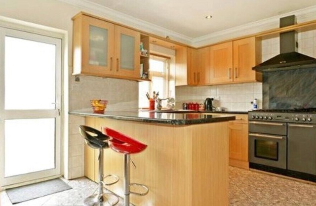 Cheerful 6 bedroom house- free parking and garden