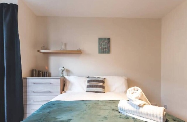 Cheerful 7 bedroom house in Reading.