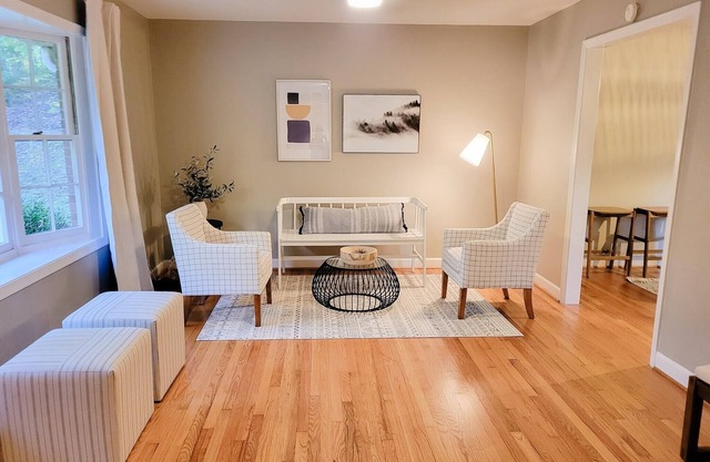 Cheerful Chapel Hill 4 BR HOUSE Close to UNC/Carrboro on Private 7 Acre Flat Lot