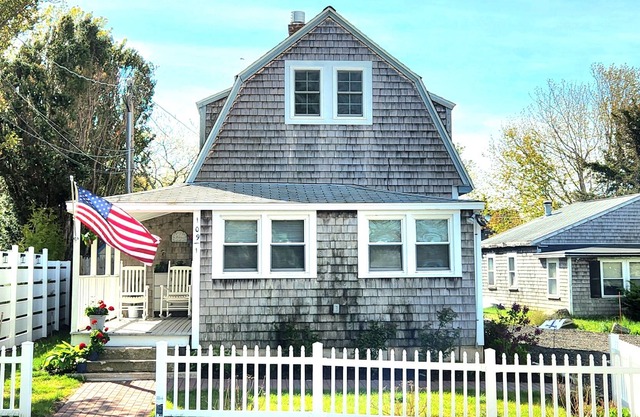 Cheerful Cottage Near White Horse Beach
