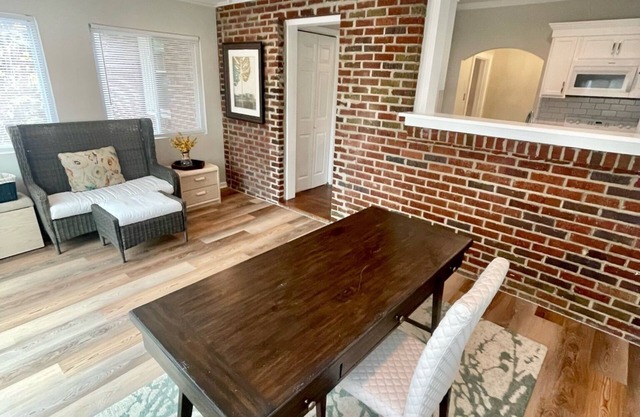 Cheerful cottage w/work space near hospitals