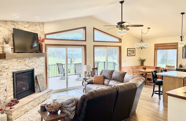 Cheerful cottage w/ fireplace. Great location for exploring the Lake Pepin area!