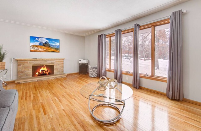 Cheerful, Cozy, 4 bedroom home with fireplaces