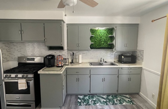 Cheerful Duplex: 2Bedrooms, Sleeps 6, FREE Parking