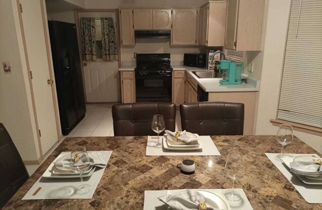 Cheerful Home, Comfy Entertainment Spaces; Family-Pet friendly & Great Location!