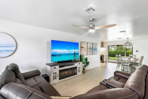 Cheerful home ready for your island getaway ON Mackle Park! 3 BED- 5 STARS!