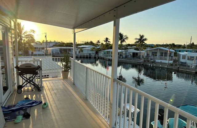 Cheerful home with waterfront canal and boat dock on Big Coppit key- 28 day min