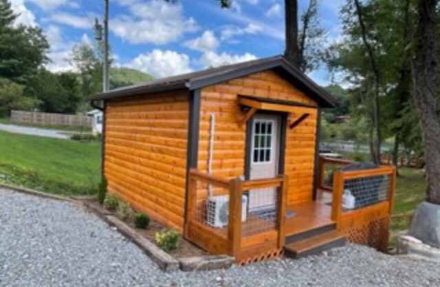 Cheerful Lake Front Tiny Home