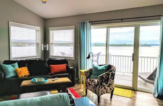Cheerful Lakefront Condo Between 2 Lakes