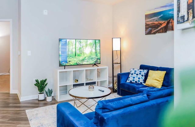Cheerful Living in Fairfax- Free parking