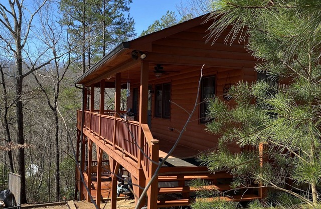 Cheerful quiet mountain cabin on outer edge of Murphy