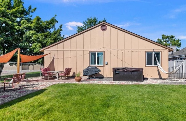 Cheerful Single Level Home. Hangout in Backyard w/ Hot Tub! 15 min to Downtown + 10 min to Village