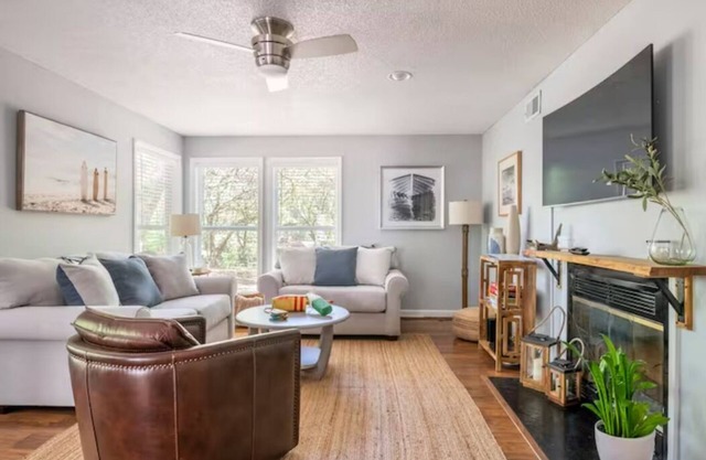 Cheerful Sound Side Condo