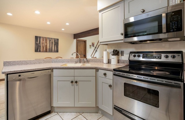 Cheerful Stonybrook Townhouse, with pool, tennis court, sauna and gym family fun