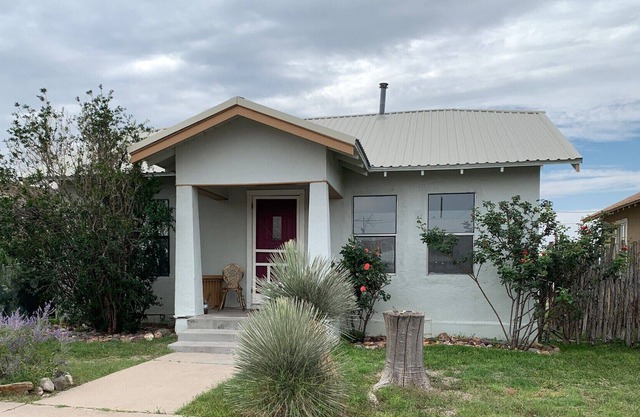 Cheerful Bungalow Walking Distance from Hot Springs District for Long Term Stays