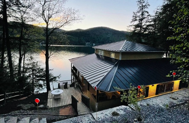 Cheerful waterfront 4 bedroom brand new Lake Cottage