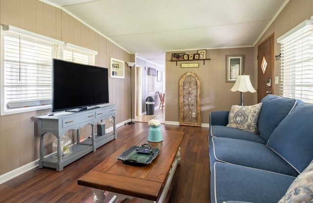 Cheerful Wooded Retreat: 2BD/1BA | Denton