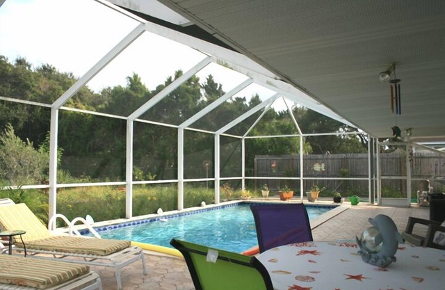NOUVELLE LISTE! Disponible maintenant! Bright & Clean 2/2 Pool Home près de la ville et de la plage!