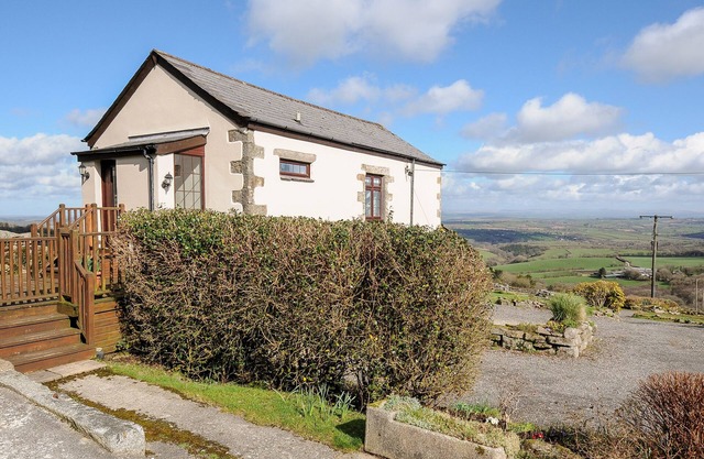 CHEESEWRING COTTAGE, pet friendly, with a garden in Upton Cross