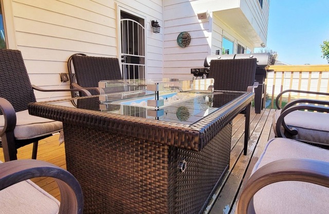 Chef's kitchen w/Breville appliances, 3 mins from lake & Hot tub. Relax and eat.