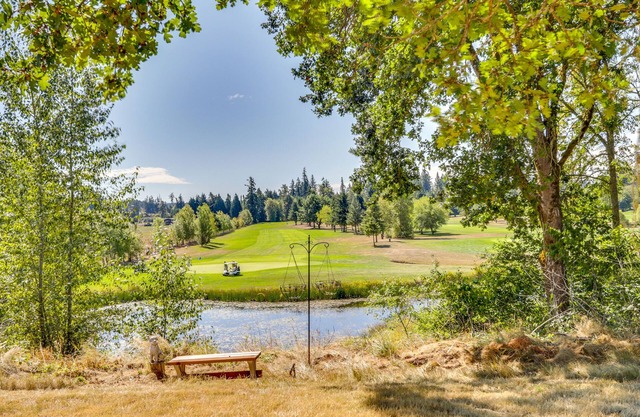 Chehalis Getaway w/ Golf Course View + Fire Pit!