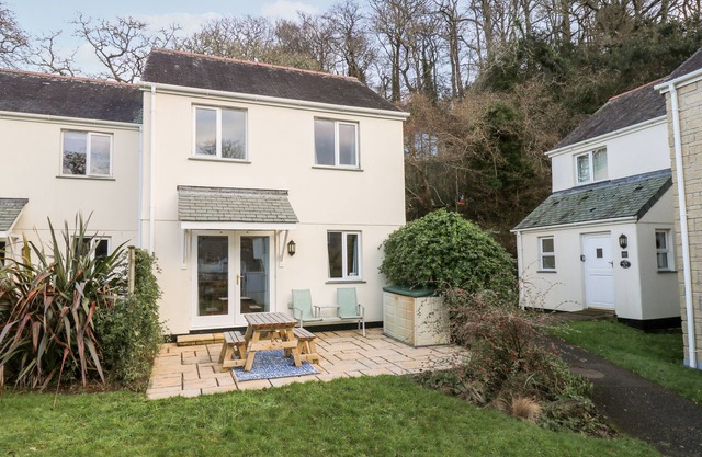 CHELLOWDENE COTTAGE, family friendly, with a garden in Falmouth