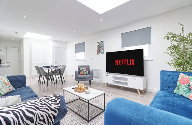 Chelmsford City Centre Stylish 2 Bedroom Duplex + Parking, Wi-fi & Netflix