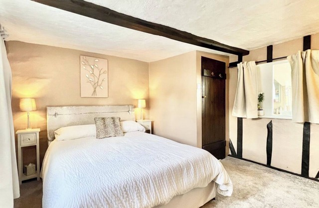 Chelmsford Cottage Stay + Parking