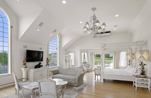 Private Year-Round Mountain Valley Mansion 200 Acres, Farm View, Chelsea Sun inn