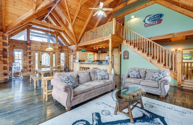 NOUVEAU! Chalet familial avec piscine saisonnière sur le lac Cherokee