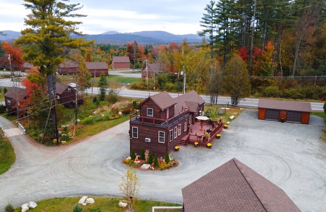 Cherry Lodge: King Room with Mountain Views
