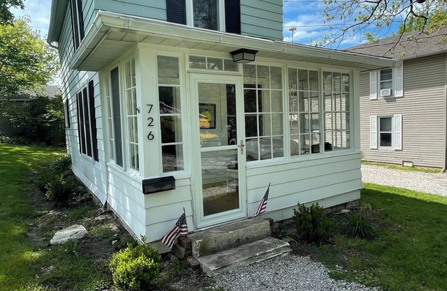 Cherry On Top! 2-bedroom house in fantastic South Lakeside! Great porch!