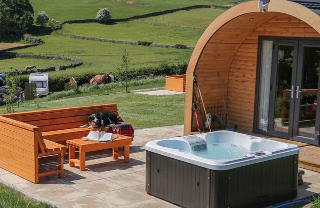 CHERRY, pet friendly, character holiday cottage in Ulverston