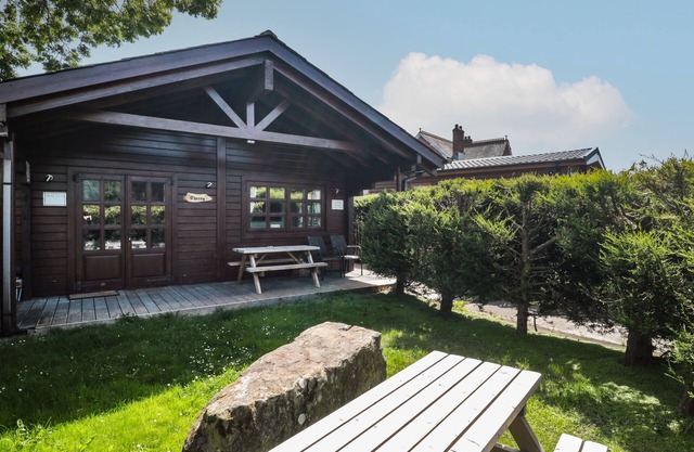 CHERRY, pet friendly, with hot tub in Swanage