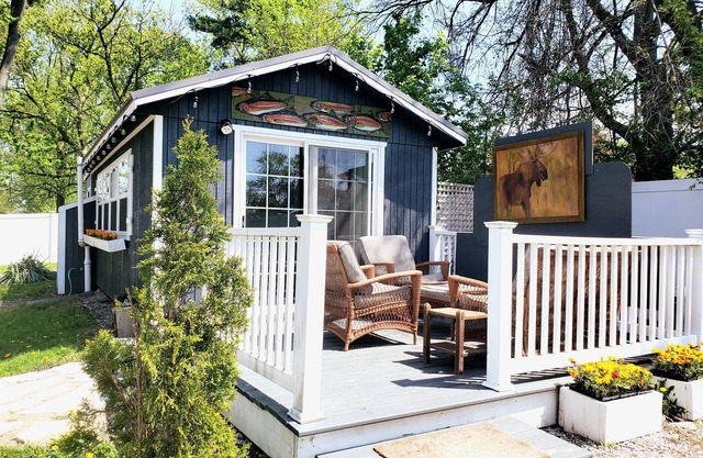 Cherry Street Guesthouse with private wooded yard & firepit, 3 blocks to town!