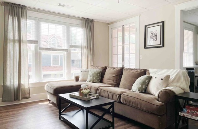 Cherry Street Retreat B - 2BR/1BA APT near River