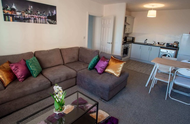 Cherry Tree - 2 bedroom, Bright, Airy Apartment. Sleeps 4. Warrington Town Centr