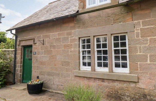 CHERRY TREE COTTAGE, pet friendly, with open fire in Embleton