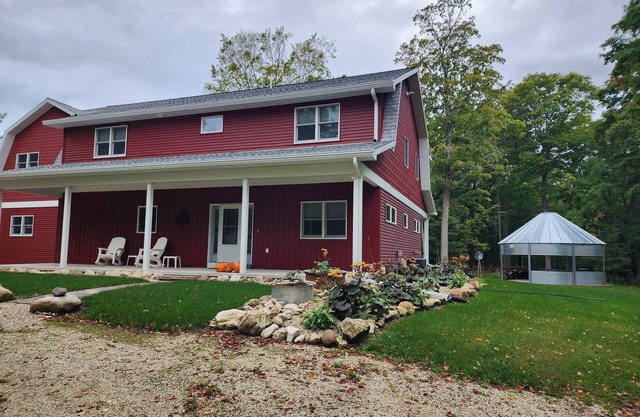 Cherry Tree House - located on 10 acres - only 5 minutes from Algoma.
