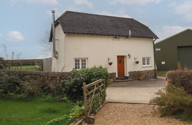 CHERRYBLOSSOM COTTAGE, pet friendly, with open fire in Winkleigh