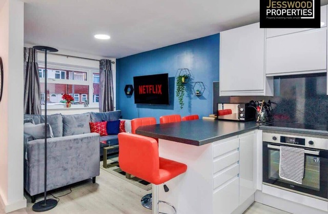 Chertsey House Spacious 5 Bedroom, 3 Bath House Business