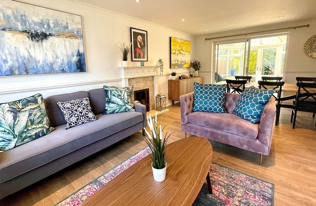 Chertsey, Luxurious Three Bedroom Home