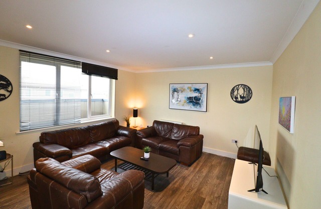 Chertsey, Spectacular Two Bedroom Rooftop Apartment